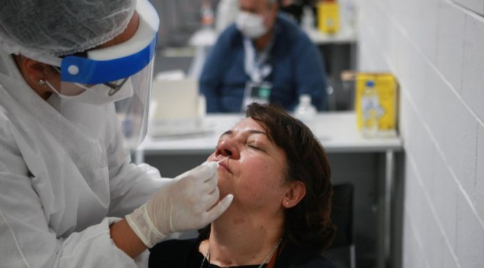 OMS diz que não há indícios de que variante Ômicron gere mais casos graves de Covid-19