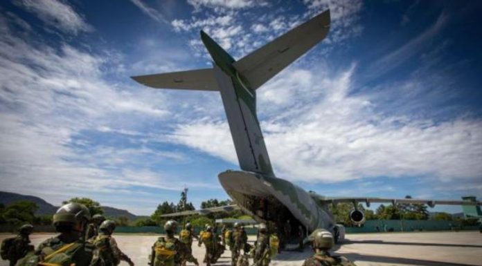 Aeronaves da FAB lançam paraquedistas para assalto aeroterrestre – Prisma