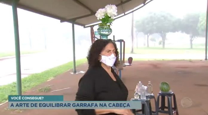 Aposentada viraliza na internet após equilibrar vários objetos na cabeça – Brasília