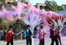 BTS e James Corden param o trânsito de Los Angeles com performance especial na rua. Veja! – Música