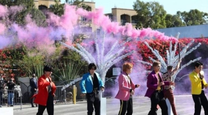 BTS e James Corden param o trânsito de Los Angeles com performance especial na rua. Veja! – Música