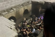 Calçada desaba e pessoas caem em rio durante evento em Joinville; veja vídeo