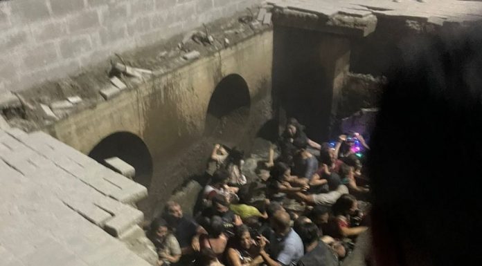 Calçada desaba e pessoas caem em rio durante evento em Joinville; veja vídeo