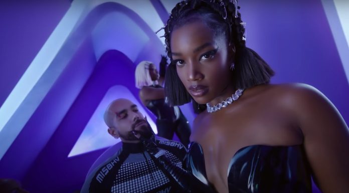 Cantora Iza performa seu novo single no Fantástico