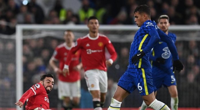 Chelsea toma gol à la Deyverson e empata com o Manchester United; Neymar se machuca em vitória do PSG