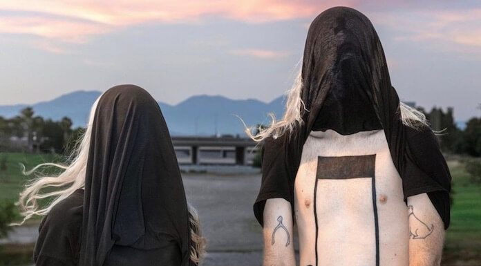 Com guitarras distorcidas e refrão grudento, 100 gecs antecipa novo disco no single “mememe”; ouça