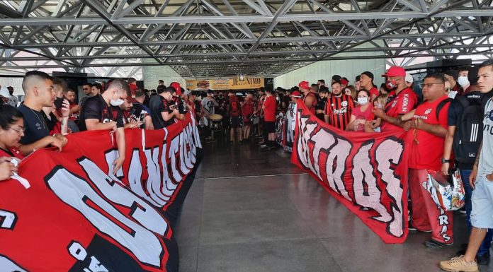 Com muita festa da torcida, Athletico embarca à Montevidéu para à final da Copa Sul-Americana