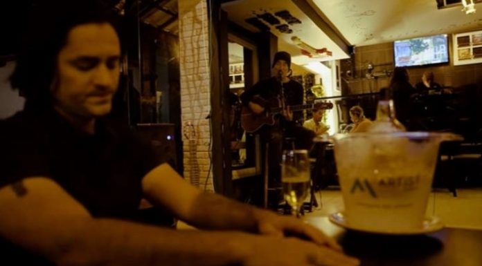 Com participação de Kiko Zambianchi, americano faz versão em inglês de “Primeiros Erros”. Veja! – Música