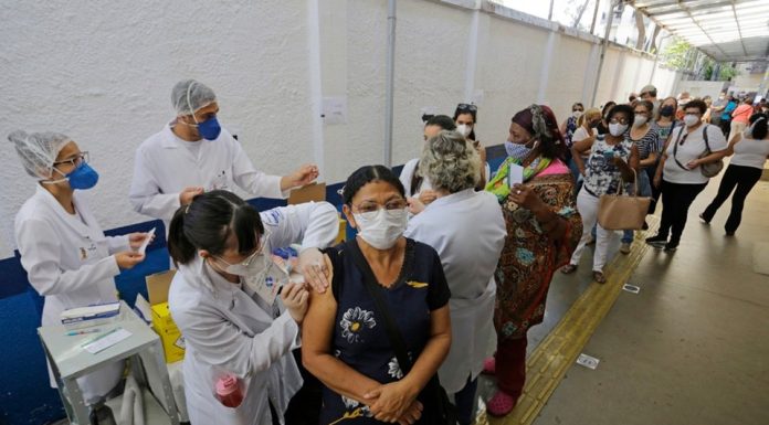 Covid-19: Saúde anuncia dose de reforço da vacina para todos os adultos