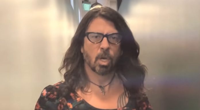 Dave Grohl lança versão death metal para ‘Stay (I Missed You)’ de Lisa Loeb