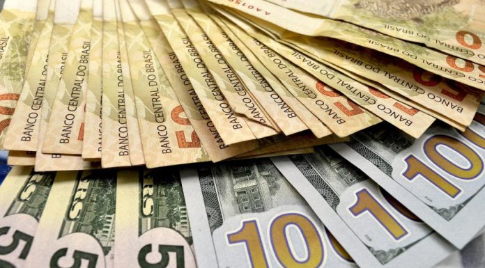 Dólar sobe com piora das expectativas econômicas e PEC no radar; Bolsa cai