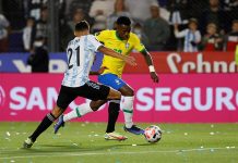 Em jogo com falha do juiz e brilho de Vinícius Júnior, Brasil e Argentina empatam sem gols