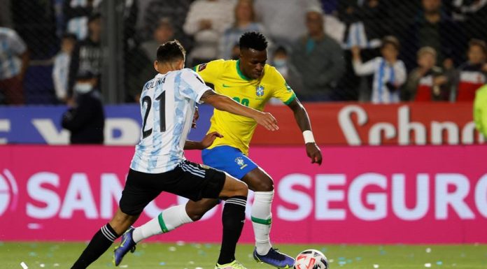 Em jogo com falha do juiz e brilho de Vinícius Júnior, Brasil e Argentina empatam sem gols