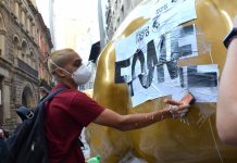 Escultura do Touro de Ouro da B3 é alvo de vandalismo em São Paulo um dia após inauguração
