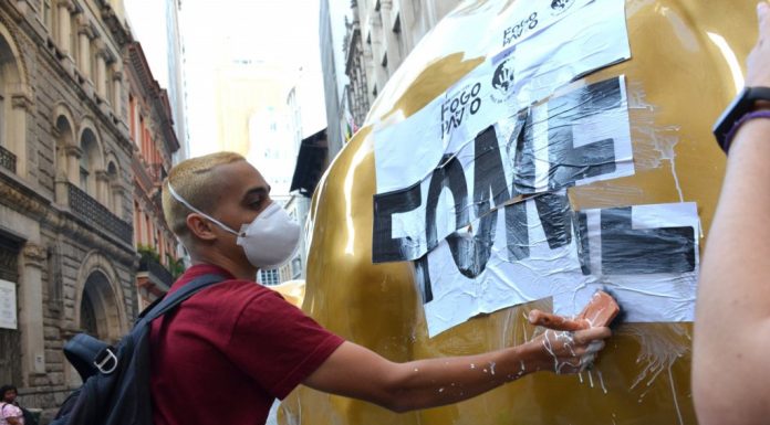 Escultura do Touro de Ouro da B3 é alvo de vandalismo em São Paulo um dia após inauguração