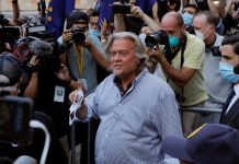 Ex-assessor de Trump, Steve Bannon se entrega ao FBI após ser indiciado por desacato