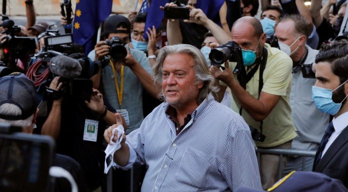 Ex-assessor de Trump, Steve Bannon se entrega ao FBI após ser indiciado por desacato