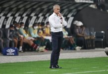 Gaviões da Fiel volta a cobrar saída de Sylvinho do Corinthians: ‘Não tem competência’