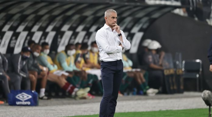 Gaviões da Fiel volta a cobrar saída de Sylvinho do Corinthians: ‘Não tem competência’