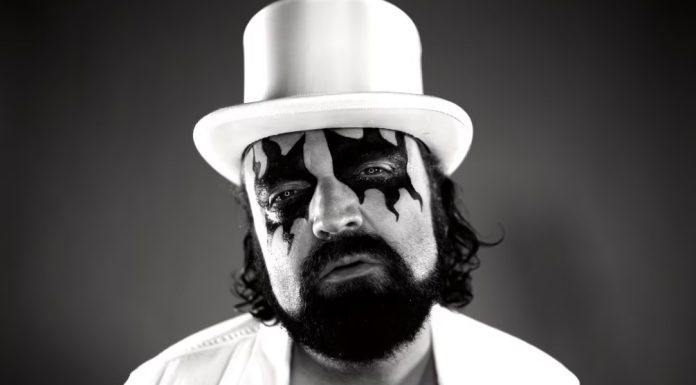 Hank Von Hell, ex-líder do Turbonegro, morre aos 49 anos
