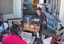 Homem zoa programa conservador citando bandas Punk em discurso