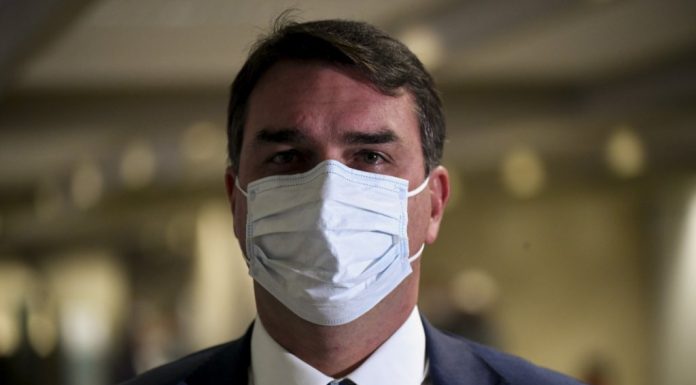 Investigação contra Flávio Bolsonaro sobre esquema de rachadinhas só andará se for apresentada nova denúncia