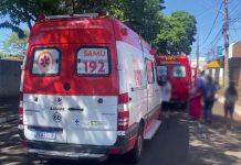 Jovem é morto enquanto almoçava com esposa e filho; suspeitos fugiram