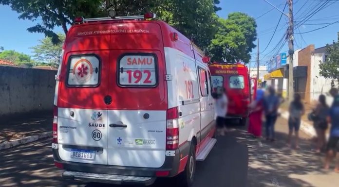 Jovem é morto enquanto almoçava com esposa e filho; suspeitos fugiram