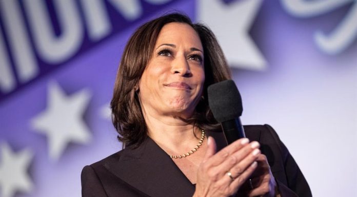 Kamala Harris se torna a primeira mulher a presidir os EUA, enquanto Biden passava por exame
