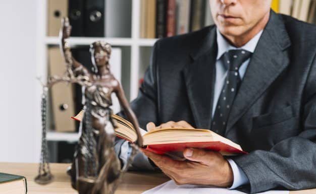 Morávamos na casa dele e ele abandonou o lar. Cabe usucapião familiar?