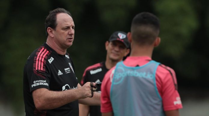 Muricy, Ceni e jogadores do São Paulo se reúnem com membros de torcida organizada no CT