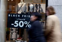 Nos EUA, Black Friday tem menos aglomerações e recordes no comércio online