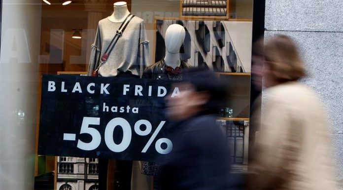 Nos EUA, Black Friday tem menos aglomerações e recordes no comércio online