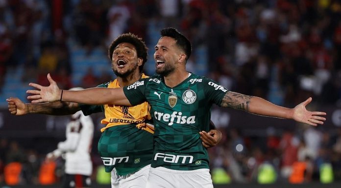 Palmeiras vence o Flamengo com gol de Deyverson e conquista o tri da Libertadores
