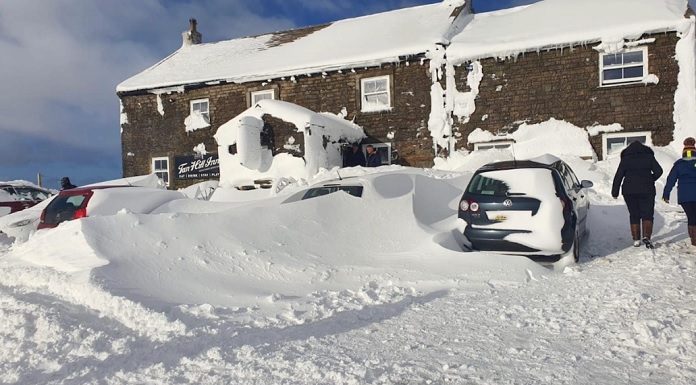 Pesadelo: 61 pessoas ficam presas em nevasca com banda cover do Oasis na Inglaterra