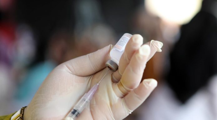 Planos de saúde não podem cobrar mais caro de quem não se vacinar contra a Covid-19