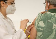 Israel aplicará 4ª dose de vacina contra Covid-19 em idosos e em profissionais da saúde