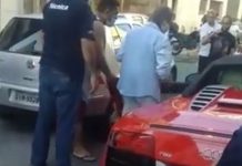 Roberto Carlos fica com carro enguiçado na rua ao sair sem gasolina; assista