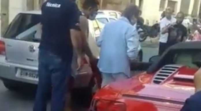 Roberto Carlos fica com carro enguiçado na rua ao sair sem gasolina; assista