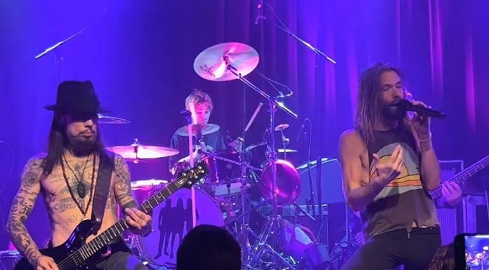 Supergrupo de Taylor Hawkins e Dave Navarro recebe Pat Smear em show; veja