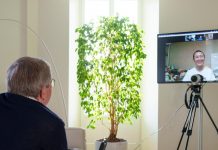 Tenista chinesa Peng Shuai faz videochamada com presidente do COI e diz estar ‘segura e bem’