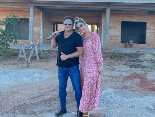 Teto da casa de Leonardo desaba por causa da chuva; veja como ficou