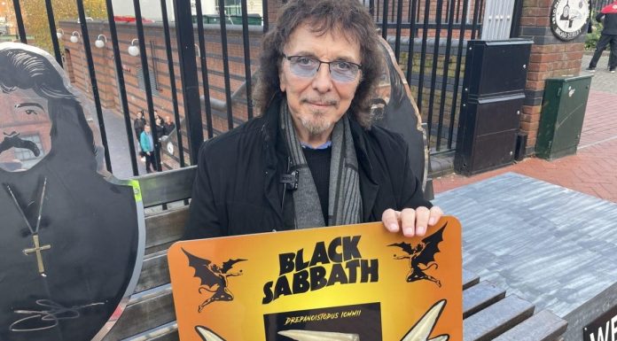 Tony Iommi, do Black Sabbath, conhece fóssil batizado com seu nome
