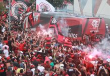 Torcida do Flamengo faz grande festa para se despedir do time antes da final da Libertadores; veja vídeos