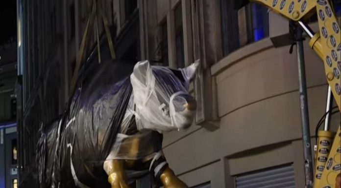 Touro dourado é removido do centro de São Paulo após determinação de comissão da prefeitura