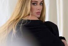 Adele recebe certificado de platina por novo álbum