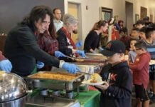 Alô, Eric Clapton: Alice Cooper dá aula e emociona internet ao servir comida para crianças