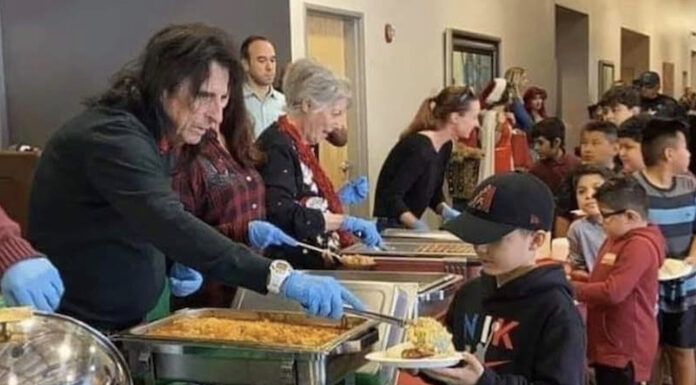 Alô, Eric Clapton: Alice Cooper dá aula e emociona internet ao servir comida para crianças