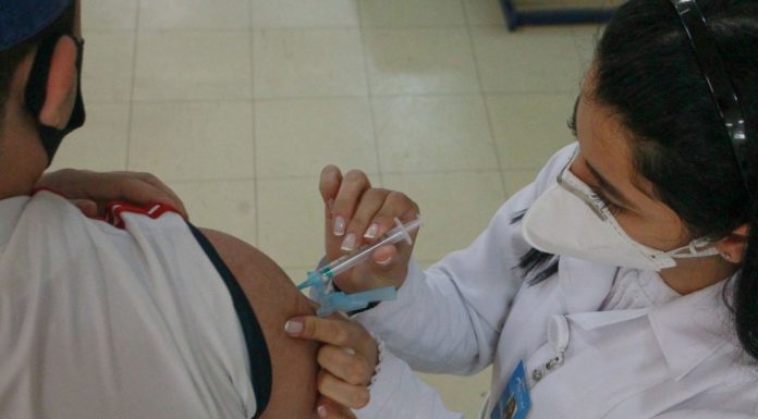 Anvisa diz estar trabalhando com fabricantes de vacinas para saber impactos da variante Ômicron