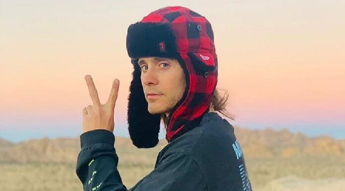 Aos 50 anos, Jared Leto compartilha foto sem camisa e ganha elogios: “como é possível?”